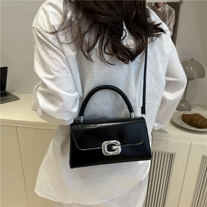 Sac à main minimaliste en cuir noir pour femme avec une boucle G argentée étincelante