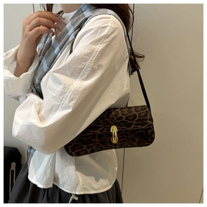 Detail einer Baguette-Tasche mit Leopardenmuster und goldenem Metallverschluss für Damen