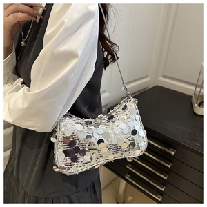 Gros plan d'un sac à bandoulière à paillettes argentées avec texture hobo brillante