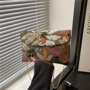Borsa a busta retrò con ricami floreali di paillettes e catena dorata