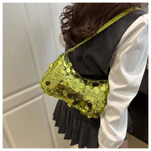 Gros plan du sac sous l'aisselle à paillettes jaune vif avec de grandes paillettes rondes