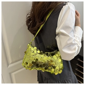 Détail du sac à bandoulière à paillettes vert néon avec texture réfléchissante disco
