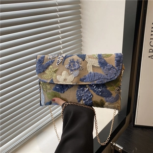 Borsa a busta con ricamo floreale di paillettes e catena dorata in lino beige