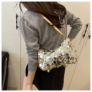Détail de paillettes dorées et argentées scintillantes sur un sac à bandoulière chic