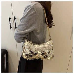 Gros plan du sac sous l'aisselle à paillettes argentées scintillantes et fine bandoulière