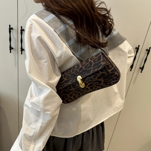 Stilvolle Baguette-Tasche mit Leopardenmuster und goldener Schnalle für die Sommermode 2025