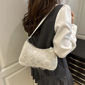 Sac à bandoulière blanc à paillettes pour femme avec texture brillante minimaliste