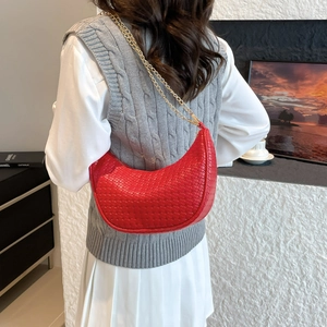 Borsa a mezzaluna rossa intrecciata con catena dorata, elegante borsa da spalla