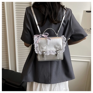 Détails du sac à dos argenté métallisé avec bordure en dentelle et boucles à nœuds