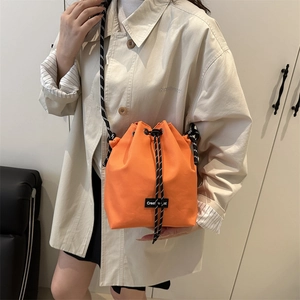 Sac seau en nylon orange avec cordon de serrage et bandoulière tissée pour un look sportif