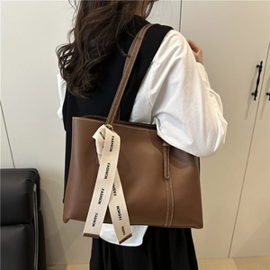Brown leather tote bag with contrast stitching and fashion strap for commuting