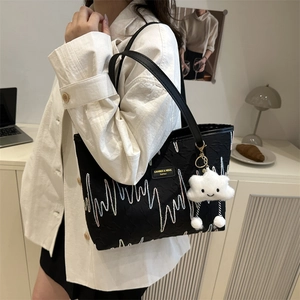 Elegante borsa tote nera con ricami a onde, trama plissettata e ciondolo a nuvola