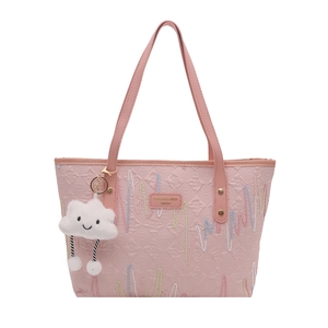 Borsa tote rosa con ricamo e ciondolo di peluche per un elegante pendolarismo quotidiano