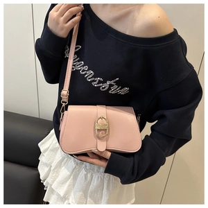 Borsa a spalla rosa trendy con fibbia a D dorata e tracolla in pelle regolabile