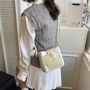 Minimalistische beige und grüne Umhängetasche mit Blumenanhänger für Damen in Sommer