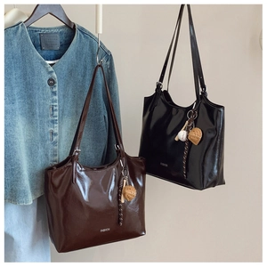 Détail de cabas vintage en cuir verni avec logo Fashion et breloques de baseball