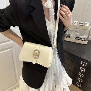 Elegante borsa sottobraccio bianco crema con fibbia ovale dorata e base a onde