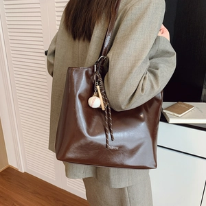 Grand sac cabas vintage marron foncé avec pendentif de baseball et imprimé tendance