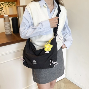 Sac bandoulière noir en toile pour femme avec bandoulière plissée et pendentif fleur