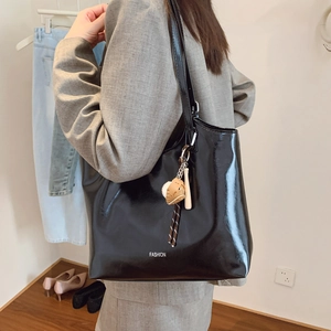 Grand sac fourre-tout noir brillant pour femme avec lettrage mode et accessoires
