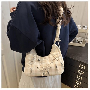Detail der Hobo-Tasche mit Karomuster Schleifen und gerauschtem Cloud-Riemen am Model
