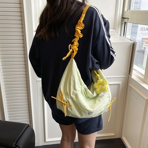 Sac bandoulière en nylon vert clair plissé avec nœud jaune et charm floral pour femmes
