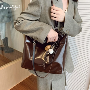 Grand sac cabas vintage en cuir brillant marron foncé avec bandoulières pour le quotidien