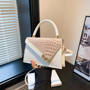 Weiße Handtasche mit pinker Kroko-Klappe und goldenem Drehverschluss für Damen