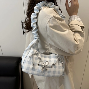 Blau-weiße Gingham-Wölkchentasche mit Schleifen und gerafftem Schulterriemen