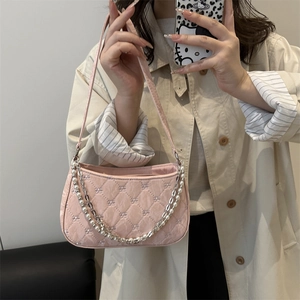Pink quilted shoulder bag with pearl chain decoration for trendy summer style