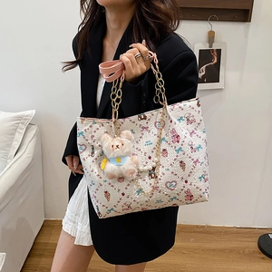 Cute cartoon print tote bag with gold chains and plush bear charm for summer casual wear