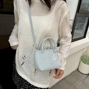 Mini sac cabas bleu clair avec charm nœud en perles et bandoulière pour l'été chic
