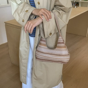 Sac hobo en paille tressée à rayures avec bandoulière pour l'été et les vacances