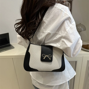 Sac à bandoulière tissé minimaliste avec bordure noire et détail nœud doré