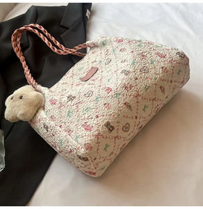 Détail du cabas à imprimé fleurs et ours avec charm nuage et anses tressées