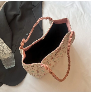 Sac fourre-tout à motif fleuri avec anses en cuir tressé rose en vue à plat