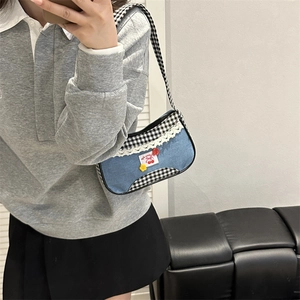 Borsa a spalla in denim a scacchi con pizzo bianco e ricamo a ciliegia da donna
