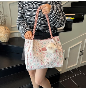 Détail du sac cabas floral avec anses tissées roses et pendentif étoile en peluche