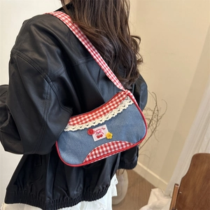 Borsa sottobraccio in denim con motivo a ciliegia e finiture a quadri rossi su pelle