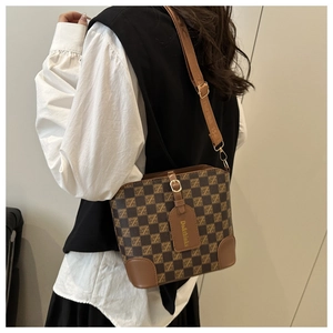 Vue détaillée du sac seau à carreaux avec bandoulière réglable et étiquette de marque