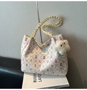 Détail du sac cabas plissé en toile avec motif dessin animé et breloque étoile