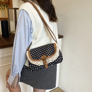 Borsa a tracolla con pois e pizzo con finiture in pelle marrone in stile retrò