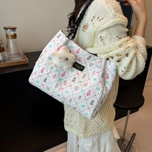 Sac fourre-tout blanc à fleurs avec motifs ours et bandoulières tressées été