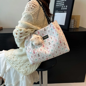 Sac cabas floral avec imprimé ours et bandoulière chaîne porté par un mannequin de profil