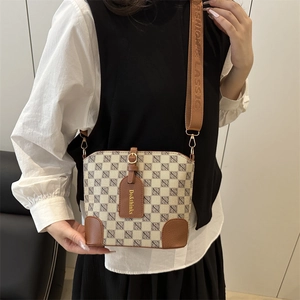 Sac seau vintage rétro à monogramme avec bandoulière large et finitions cuir beige brun