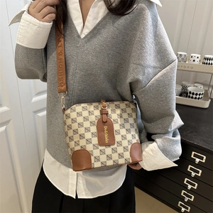 Sac seau rétro à monogramme pour femme avec garniture en cuir et large bandoulière