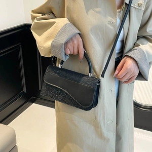Sac bandoulière noir pailleté avec rabat en cuir et détails métalliques argentés