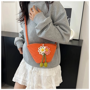 Detailansicht der orangefarbenen gewebten Mini-Tasche mit Gänseblümchen-Muster und Perle