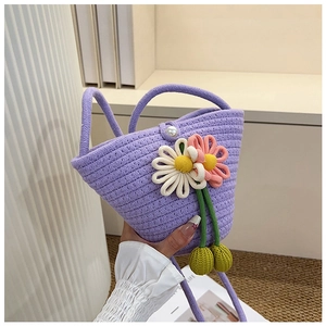 Detail der lila gewebten Beuteltasche mit gestrickten Blumen und Perlenknopfverschluss