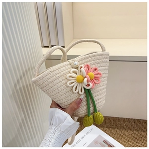 Detail der handgewebten beige Beuteltasche mit 3D-Blumenakzenten und Perlenverschluss